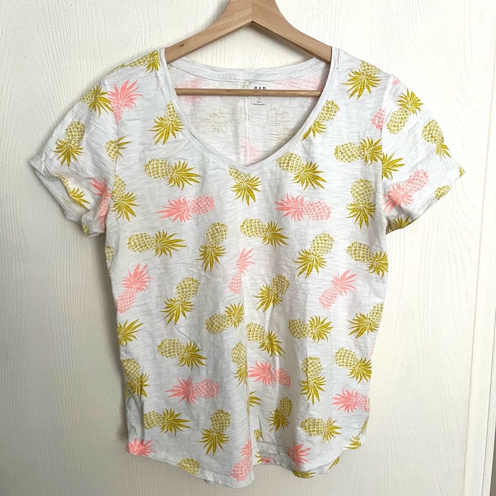 Gap large white T-shirt with yellow and pink pineapples